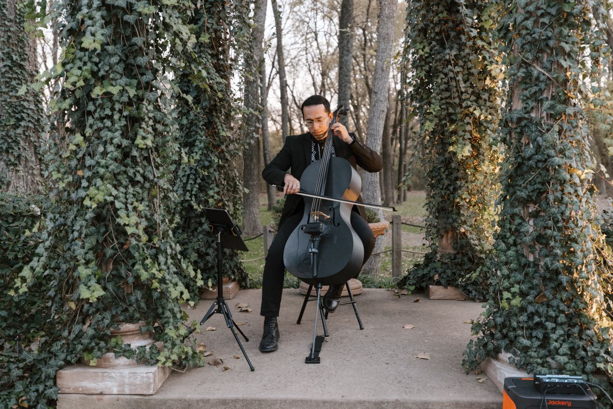 Mauricio Rocha playing cello
